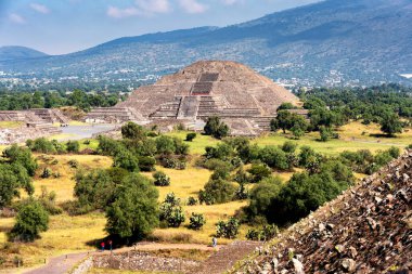 Meksika 'daki Teotihuacan antik Mezoamerikan şehrinin Meksika Vadisi' ndeki piramitlerinin manzarası. İki ana Aztek piramidinden oluşur: Ay ve Güneş..