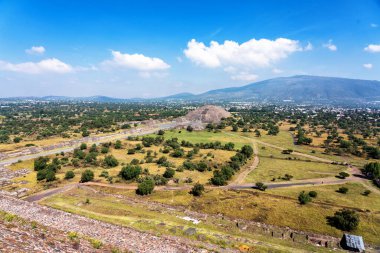 Meksika 'daki Teotihuacan antik Mezoamerikan şehrinin Meksika Vadisi' ndeki piramitlerinin manzarası. İki ana Aztek piramidinden oluşur: Ay ve Güneş..