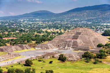 Meksika 'daki Teotihuacan antik Mezoamerikan şehrinin Meksika Vadisi' ndeki piramitlerinin manzarası. İki ana Aztek piramidinden oluşur: Ay ve Güneş..