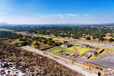 Meksika 'daki Teotihuacan antik Mezoamerikan şehrinin Meksika Vadisi' ndeki piramitlerinin manzarası. İki ana Aztek piramidinden oluşur: Ay ve Güneş..