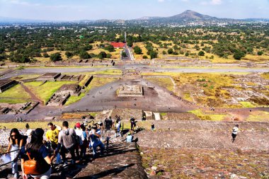 TEOTIHUACAN, MEXICO - 4, 2019: Meksika 'daki Teotihuacan antik Mezoamerikan şehrinin piramitlerinin görüntüsü. İki ana Aztek piramidinden oluşur: Ay ve Güneş..
