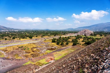 Meksika 'daki Teotihuacan antik Mezoamerikan şehrinin Meksika Vadisi' ndeki piramitlerinin manzarası. İki ana Aztek piramidinden oluşur: Ay ve Güneş..