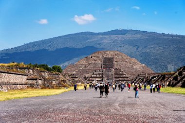 TEOTIHUACAN, MEXICO - 4, 2019: Meksika 'daki Teotihuacan antik Mezoamerikan şehrinin piramitlerinin görüntüsü. İki ana Aztek piramidinden oluşur: Ay ve Güneş..