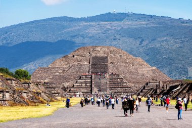 TEOTIHUACAN, MEXICO - 4, 2019: Meksika 'daki Teotihuacan antik Mezoamerikan şehrinin piramitlerinin görüntüsü. İki ana Aztek piramidinden oluşur: Ay ve Güneş..