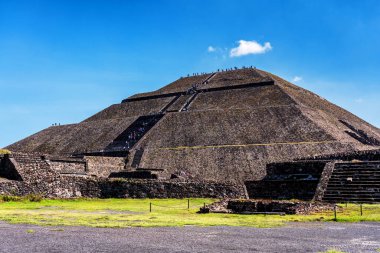 Meksika 'daki Teotihuacan antik Mezoamerikan şehrinin Meksika Vadisi' ndeki piramitlerinin manzarası. İki ana Aztek piramidinden oluşur: Ay ve Güneş..