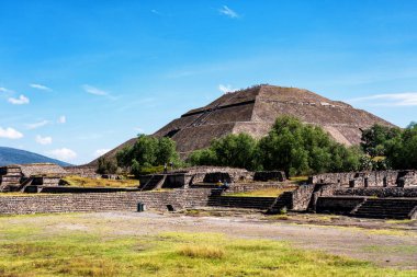 Meksika 'daki Teotihuacan antik Mezoamerikan şehrinin Meksika Vadisi' ndeki piramitlerinin manzarası. İki ana Aztek piramidinden oluşur: Ay ve Güneş..