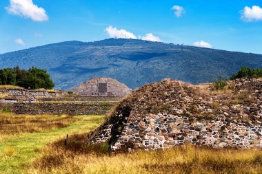 Meksika 'daki Teotihuacan antik Mezoamerikan şehrinin Meksika Vadisi' ndeki piramitlerinin manzarası. İki ana Aztek piramidinden oluşur: Ay ve Güneş..
