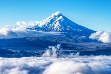 Quito, Ekvador 'a inen bir uçaktan dağlara, vadilere ve volkanlara bakın.