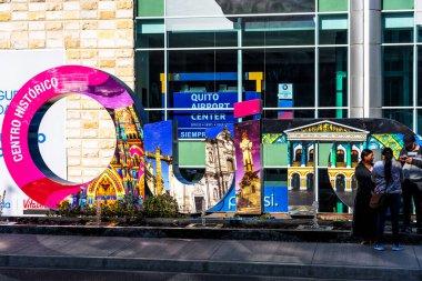 Quito, Ekvador - NOV 6, 2019: Quito şehrinin adı Quito, Ekvador, Güney Amerika 'daki Mariscal Sucre havaalanında bir heykel şeklinde yazılmış.