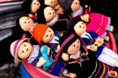 Hindistan 'ın Ekvador' daki Otavalo pazarında farklı renklerde renkli el işleri.