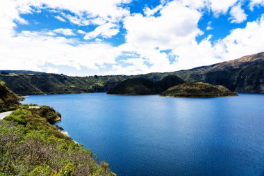 Quilotoa Caldera Gölü 'nün muhteşem manzarası. Cuicocha, And Dağları 'nda bulunan ve Ekvador' un And Bölgesi 'nde yer alan bir yanardağdır. Otavalo, Güney Amerika