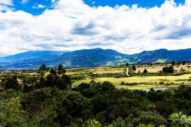 Otavalo ile Cuicocha gölünün arasındaki yeşil bölge. Ekvador, Güney Amerika