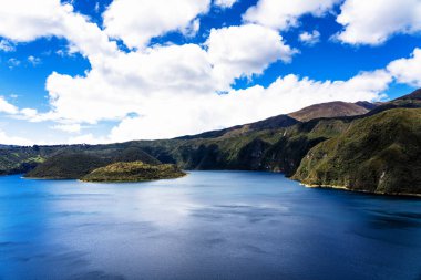 Quilotoa Caldera Gölü 'nün muhteşem manzarası. Cuicocha, And Dağları 'nda bulunan ve Ekvador' un And Bölgesi 'nde yer alan bir yanardağdır. Otavalo, Güney Amerika