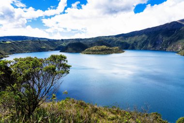 Quilotoa Caldera Gölü 'nün muhteşem manzarası. Cuicocha, And Dağları 'nda bulunan ve Ekvador' un And Bölgesi 'nde yer alan bir yanardağdır. Otavalo, Güney Amerika