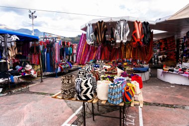 Hindistan 'ın Ekvador' daki Otavalo pazarında farklı renklerde renkli el işleri.