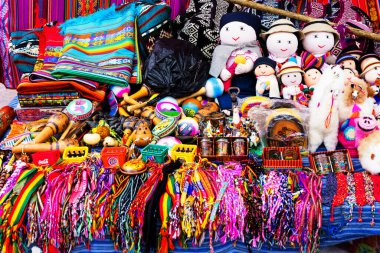 Hindistan 'ın Ekvador' daki Otavalo pazarında farklı renklerde renkli el işleri.