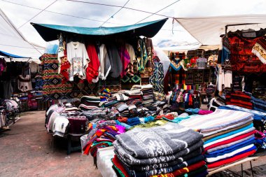 Hindistan 'ın Ekvador' daki Otavalo pazarında farklı renklerde renkli el işleri.