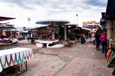 Hindistan 'ın Ekvador' daki Otavalo pazarında farklı renklerde renkli el işleri.