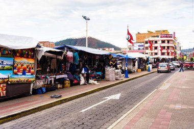 Hindistan 'ın Ekvador' daki Otavalo pazarında farklı renklerde renkli el işleri.