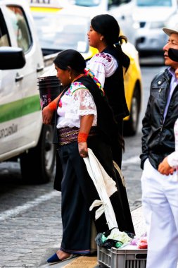 OTAVALO, ECUADOR - NOV 6, 2019: Geleneksel giysiler içinde tanımlanamayan Ekvadorlular Otavalo Market 'te çalışıyor. Ekvador halkının% 71,9 'u Mestizo etnik grubuna ait.