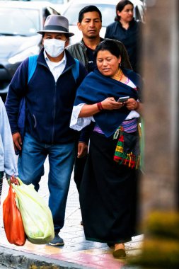 OTAVALO, ECUADOR - NOV 6, 2019: Geleneksel giysiler içinde tanımlanamayan Ekvadorlular Otavalo Market 'te çalışıyor. Ekvador halkının% 71,9 'u Mestizo etnik grubuna ait.