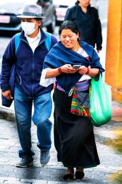 OTAVALO, ECUADOR - NOV 6, 2019: Geleneksel giysiler içinde tanımlanamayan Ekvadorlular Otavalo Market 'te çalışıyor. Ekvador halkının% 71,9 'u Mestizo etnik grubuna ait.