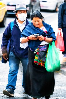 OTAVALO, ECUADOR - NOV 6, 2019: Geleneksel giysiler içinde tanımlanamayan Ekvadorlular Otavalo Market 'te çalışıyor. Ekvador halkının% 71,9 'u Mestizo etnik grubuna ait.