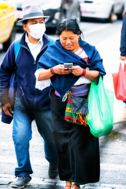 OTAVALO, ECUADOR - NOV 6, 2019: Geleneksel giysiler içinde tanımlanamayan Ekvadorlular Otavalo Market 'te çalışıyor. Ekvador halkının% 71,9 'u Mestizo etnik grubuna ait.