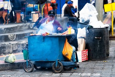 OTAVALO, ECUADOR - NOV 6, 2019: Geleneksel giysiler içinde tanımlanamayan Ekvadorlu kadın Otavalo Market 'te çalışıyor. Ekvador halkının% 71,9 'u Mestizo etnik grubuna ait.