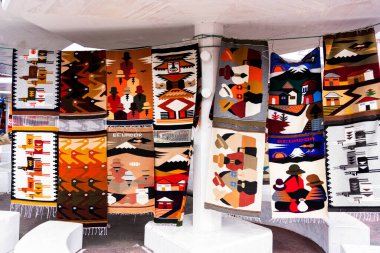 Ekvador, Otavalo 'daki el sanatları pazarında tipik And dekanı kumaşları satılıyor..