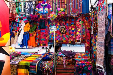 Hindistan 'ın Ekvador' daki Otavalo pazarında farklı renklerde renkli el işleri.