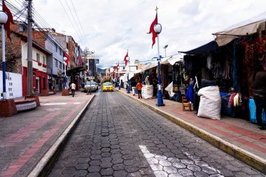 Hindistan 'ın Ekvador' daki Otavalo pazarında farklı renklerde renkli el işleri.
