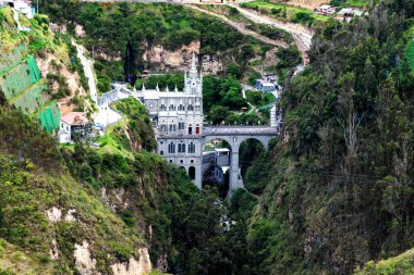 Dünyadaki en güzel kiliseler. Kolombiya 'da Ekvador sınırına yakın bir yerde Las Lajas Sığınağı inşa edildi.