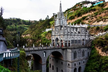 Dünyadaki en güzel kiliseler. Kolombiya 'da Ekvador sınırına yakın bir yerde Las Lajas Sığınağı inşa edildi.
