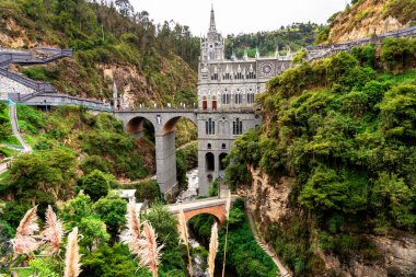Dünyadaki en güzel kiliseler. Kolombiya 'da Ekvador sınırına yakın bir yerde Las Lajas Sığınağı inşa edildi.