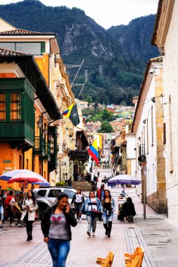 BOGOTA, COLOMBIA 10, 2019: Güney Amerika 'nın eski Bogota, Kolombiya bölgesindeki La Candelaria bölgesinde büyüleyici renkli bir caddenin görüntüsü. Küçük tarihi konaklar onu harika yapar..