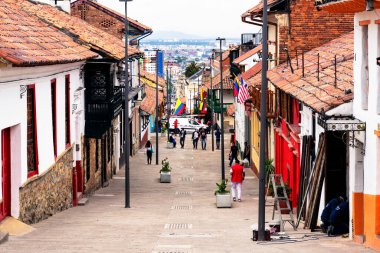 BOGOTA, COLOMBIA 10, 2019: Güney Amerika 'nın eski Bogota, Kolombiya bölgesindeki La Candelaria bölgesinde büyüleyici renkli bir caddenin görüntüsü. Küçük tarihi konaklar onu harika yapar..