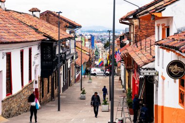 BOGOTA, COLOMBIA 10, 2019: Güney Amerika 'nın eski Bogota, Kolombiya bölgesindeki La Candelaria bölgesinde büyüleyici renkli bir caddenin görüntüsü. Küçük tarihi konaklar onu harika yapar..