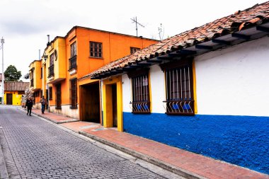 BOGOTA, COLOMBIA 10, 2019: Güney Amerika 'nın eski Bogota, Kolombiya bölgesindeki La Candelaria bölgesinde büyüleyici renkli bir caddenin görüntüsü. Küçük tarihi konaklar onu harika yapar..