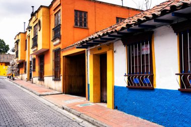 BOGOTA, COLOMBIA 10, 2019: Güney Amerika 'nın eski Bogota, Kolombiya bölgesindeki La Candelaria bölgesinde büyüleyici renkli bir caddenin görüntüsü. Küçük tarihi konaklar onu harika yapar..