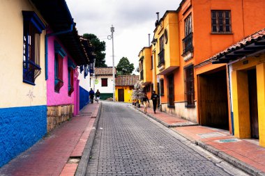 BOGOTA, COLOMBIA 10, 2019: Güney Amerika 'nın eski Bogota, Kolombiya bölgesindeki La Candelaria bölgesinde büyüleyici renkli bir caddenin görüntüsü. Küçük tarihi konaklar onu harika yapar..
