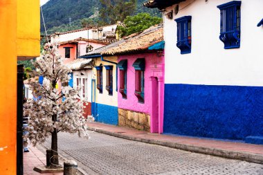 BOGOTA, COLOMBIA 10, 2019: Güney Amerika 'nın eski Bogota, Kolombiya bölgesindeki La Candelaria bölgesinde büyüleyici renkli bir caddenin görüntüsü. Küçük tarihi konaklar onu harika yapar..