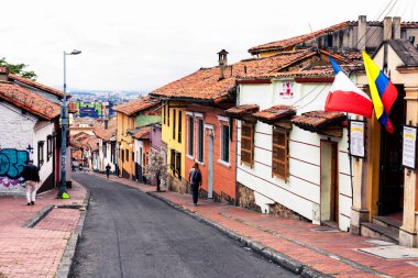 BOGOTA, COLOMBIA 10, 2019: Güney Amerika 'nın eski Bogota, Kolombiya bölgesindeki La Candelaria bölgesinde büyüleyici renkli bir caddenin görüntüsü. Küçük tarihi konaklar onu harika yapar..