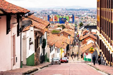 BOGOTA, COLOMBIA 10, 2019: Güney Amerika 'nın eski Bogota, Kolombiya bölgesindeki La Candelaria bölgesinde büyüleyici renkli bir caddenin görüntüsü. Küçük tarihi konaklar onu harika yapar..