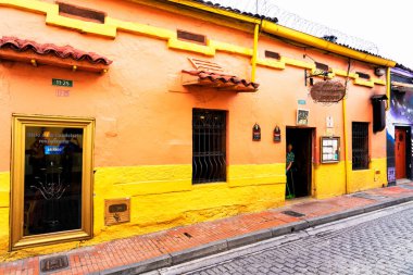 BOGOTA, COLOMBIA 10, 2019: Güney Amerika 'nın eski Bogota, Kolombiya bölgesindeki La Candelaria bölgesinde büyüleyici renkli bir caddenin görüntüsü. Küçük tarihi konaklar onu harika yapar..