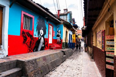 BOGOTA, COLOMBIA 10, 2019: Güney Amerika 'nın eski Bogota, Kolombiya bölgesindeki La Candelaria bölgesinde büyüleyici renkli bir caddenin görüntüsü. Küçük tarihi konaklar onu harika yapar..