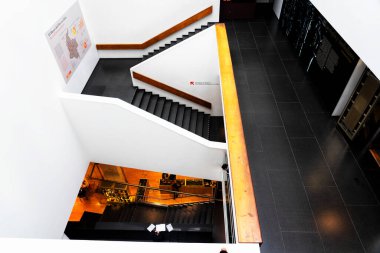 BOGOTA, COLOMBIA - NOV 18, 2019: Altın eserler Müze del Oro 'da sergilenmektedir (Altın Müzesi)).