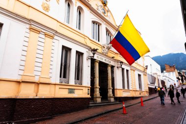 BOGOTA, COLOMBIA 10, 2019: Güney Amerika 'nın eski Bogota, Kolombiya bölgesindeki La Candelaria bölgesinde büyüleyici renkli bir caddenin görüntüsü. Küçük tarihi konaklar bunu harika yapıyor.