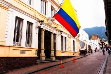 BOGOTA, COLOMBIA 10, 2019: Güney Amerika 'nın eski Bogota, Kolombiya bölgesindeki La Candelaria bölgesinde büyüleyici renkli bir caddenin görüntüsü. Küçük tarihi konaklar onu harika yapar..