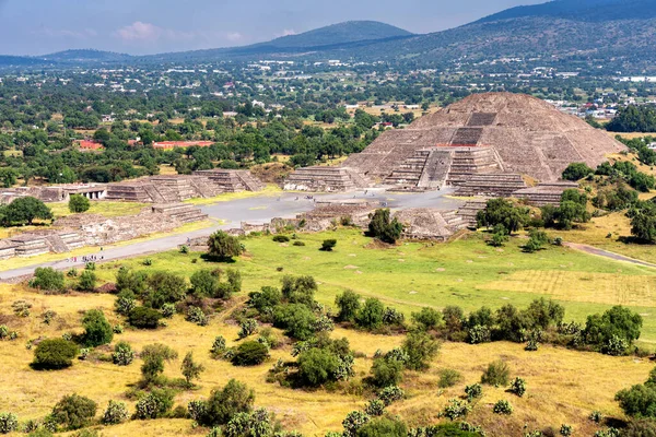 Meksika 'daki Teotihuacan antik Mezoamerikan şehrinin Meksika Vadisi' ndeki piramitlerinin manzarası. İki ana Aztek piramidinden oluşur: Ay ve Güneş..